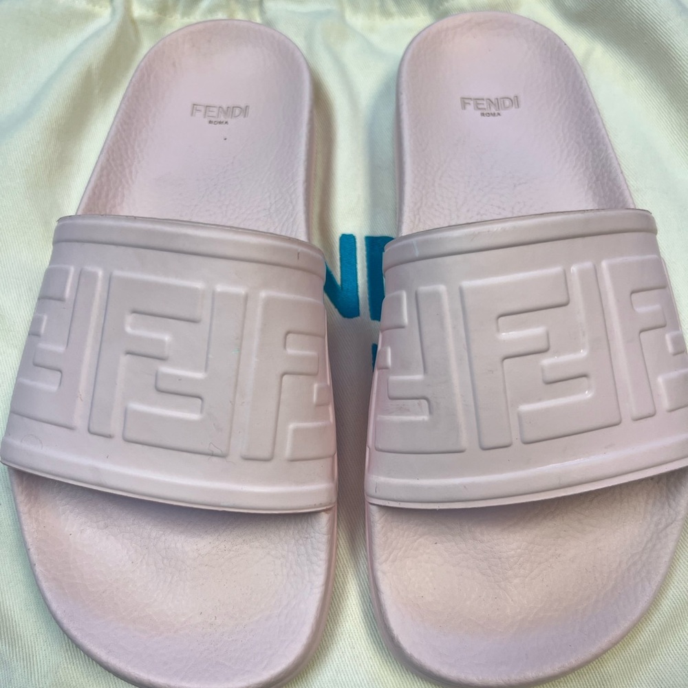 Fendi slides size 38 (US 7.5), run small